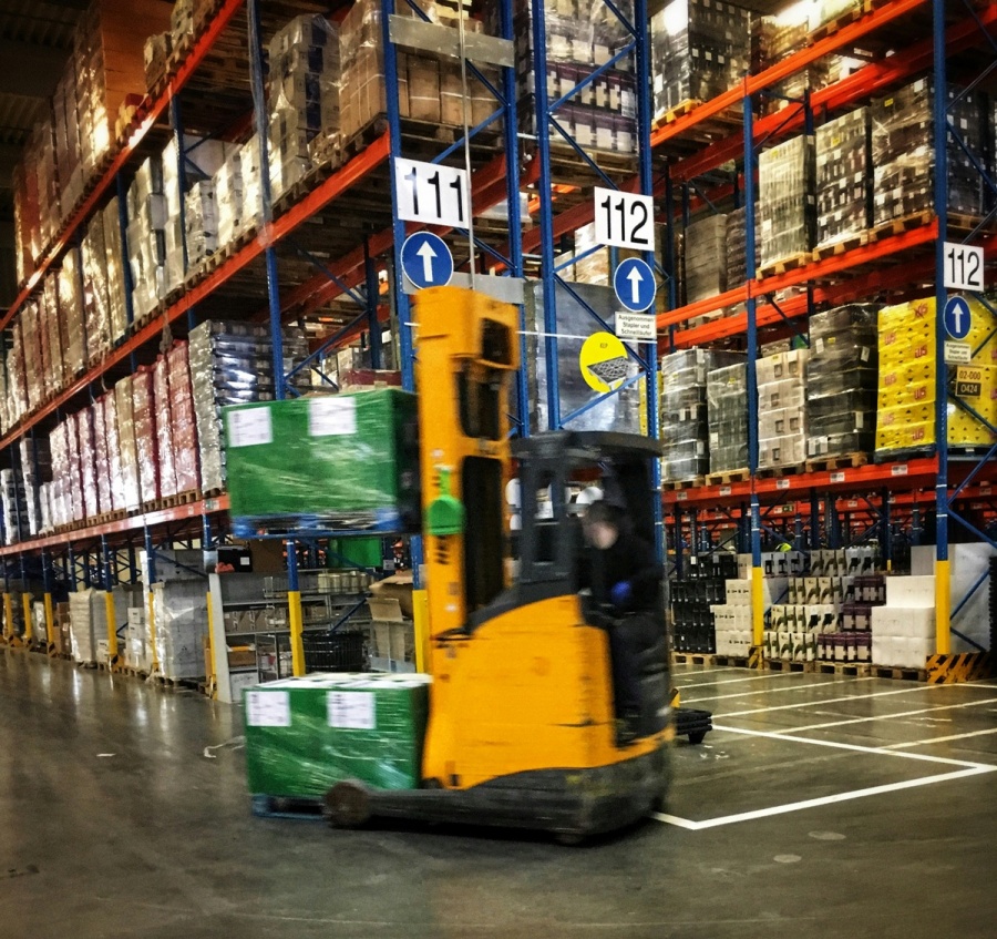 Renting de carretillas elevadoras para empresas: ventajas y funcionamiento
